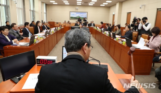 김학용 국회 환경노동위원회 위원장이 16일 오후 서울 여의도 국회 환경노동위원회에서 열린 전체회의에 참석해 가습기살균제 피해구제를 위한 특별법 및 미세먼지 저감 및 관리에 관한 특별법 등 개정안 등을 의결하고 있다. /사진=뉴시스