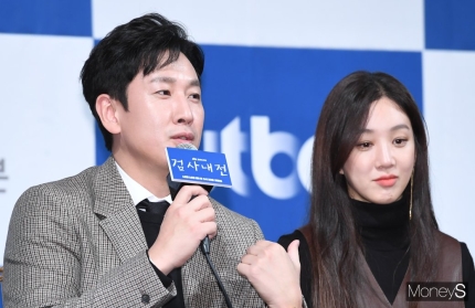 배우 이선균(왼쪽)과 정려원. /사진=장동규 기자