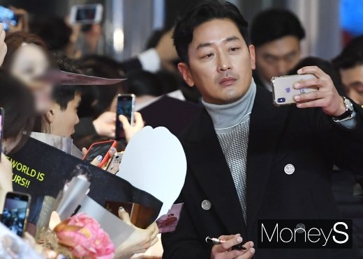 [머니S포토] 하정우 '셀카 팬서비스~'