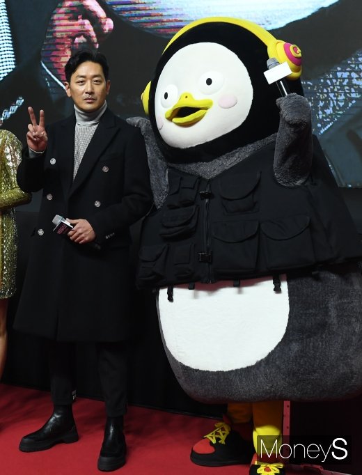 [머니S포토] 하정우 '펭수와 함께'