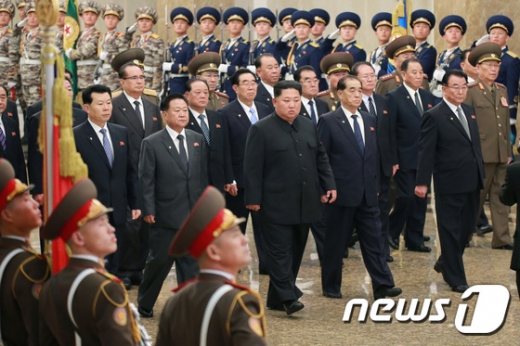 김정은 북한 국무위원장이 17일 김정일 전 국방위원장의 사망 8주기를 맞아 금수산태양궁전을 참배하고 있다. /사진=뉴스1(노동신문)