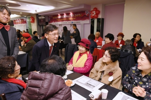정하영 김포시장, 노인복지관 후원자 및 봉사자의 날 참석 장면. / 사진제공=김포시