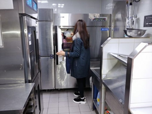안양시가 제과업소 지도점검 장면. / 사진제공=안양시