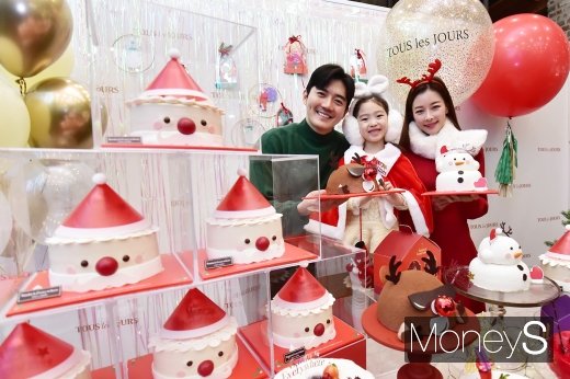 [머니S포토] 케이크 하나로 연말 파티 분위기
