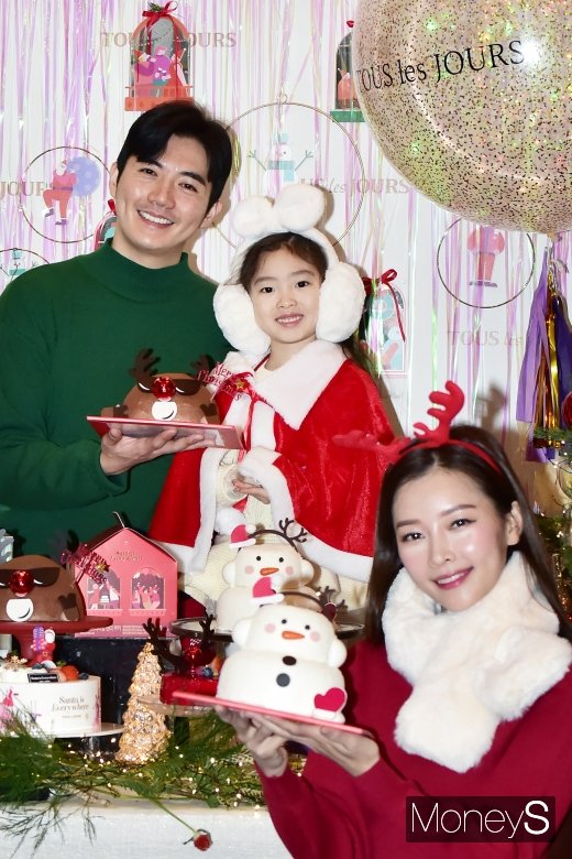 [머니S포토] 케이크 하나로 연말 파티 분위기