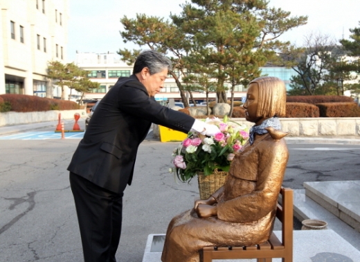 16일 경기도의회 평화의소녀상 건립 1주년을 맞아 송한준 경기도의장이 성노예 피해자들의 희생을 추모하며 헌화하고 있다. / 사진제공=경기도의회
