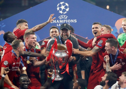 2018-2019시즌 UEFA 챔피언스리그 결승전이 열린 완다 메트로폴리타노에서 리버풀 선수들과 함께 최고의 순간을 보냈던 위르겐 클롭 감독(가운데). /사진=로이터