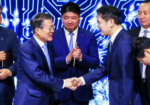 지난 10월10일 탕정 삼성디스플레이 사업장에서 열린 신규투자 및 상생협력 협약식에서 문재인 대통령이 이재용 삼성전자 부회장과 악수하고 있다. / 사진=뉴시스 박영태 기자