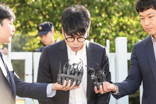 지난 10월24일 이재현 CJ그룹 회장의 장남 이선호씨가 변종대마를 흡연하고 밀반입한 혐의에 대한 1심 선고공판에서 집행유예를 선고 받고 석방되며 취재진 질문에 답변하고 있다. / 사진=뉴시스 김병문 기자