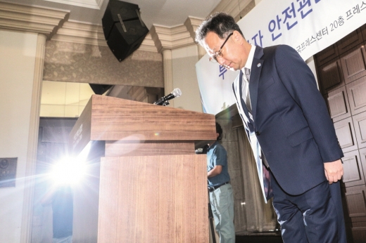 지난 7월4일 서울 중구 프레스센터에서 열린 ‘인보사 사태’ 관련 기자간담회에서 이우석 코오롱생명과학 대표가 고개 숙여 사과하고 있다. / 사진=뉴스1 성동훈 기자 