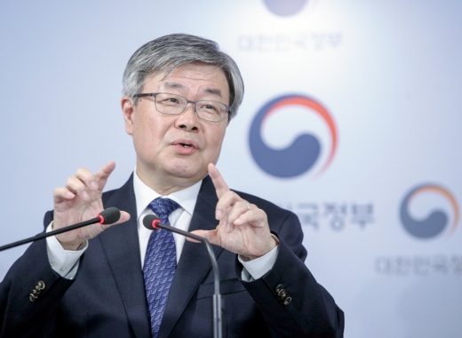 지난 11일 이재갑 고용노동부 장관이 서울 종로구 정부서울청사에서 주52시간제 현장안착을 위한 보완대책을 발표하고 있다 / 사진=뉴스1 신웅수 기자
