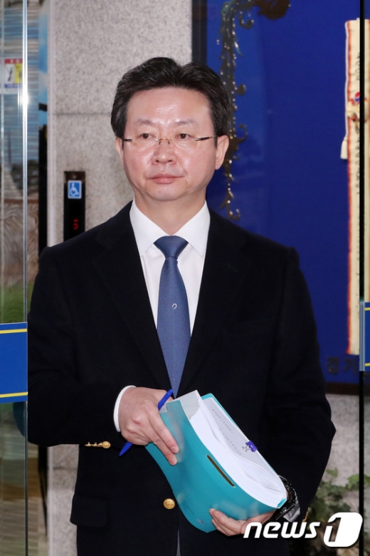 반기수 화성연쇄살인사건 수사본부장(경기남부청 2부장)이 17일 오전 경기도 수원시 장안구 경기남부지방경찰청에서 사건 관련 브리핑을 위해 이동하고 있다. /사진=뉴스1