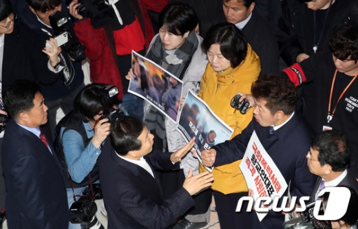 이정미 대표(노란옷)를 필두로 한 정의당 의원들이 17일 자유한국당이 농성 중인 국회 로텐더홀을 찾아 지난 16일 벌어진 정의당 당직자 폭행 건에 대해 사과를 요구하고 있다. /사진=뉴스1