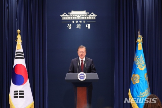 문재인 대통령이 17일 청와대 춘추관 대브리핑룸에서 신임 국무총리 인선발표를 하고 있는 모습. /사진=뉴시스     