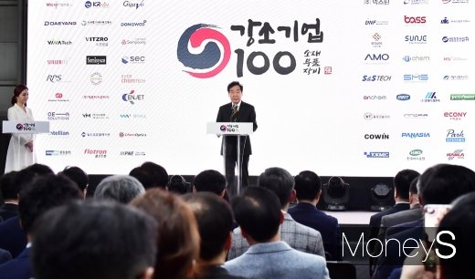 [머니S포토] 강소기업 100 출범식 연단에 오른 이낙연 총리