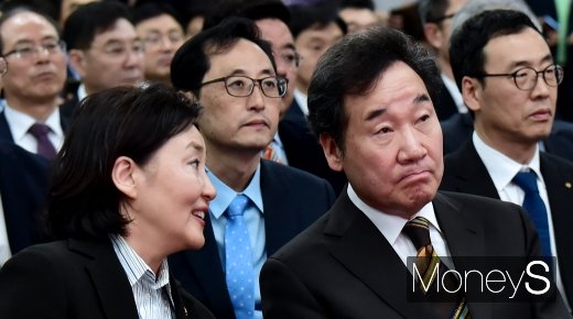 [머니S포토] 대화하는 이낙연 총리와 박영선 장관