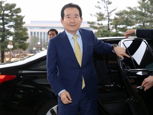 신임 국무총리 후보로 지명된 정세균 더불어민주당 의원이 17일 오후 서울 여의도 국회 의원회관에 도착, 하차하고 있다. /사진=머니투데이 DB