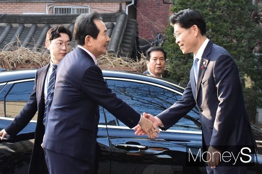 [머니S포토] 정세균 총리 내정자, 노형욱 국무조정실장과 인사