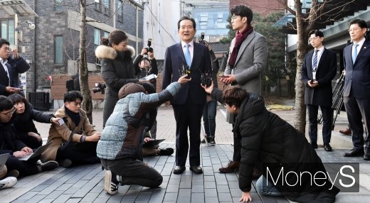 [머니S포토] 총리 내정 후 첫 출근한 정세균