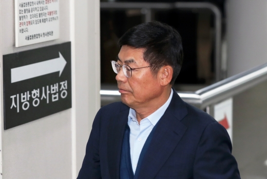 삼성전자서비스 노동조합 와해를 주도한 혐의로 재판에 넘겨진 이상훈 삼성전자 이사회 의장이 17일 오후 서울 서초구 서울중앙지방법원에서 열린 1심 선고공판에 출석하고 있다. / 사진=뉴시스 이윤청 기자