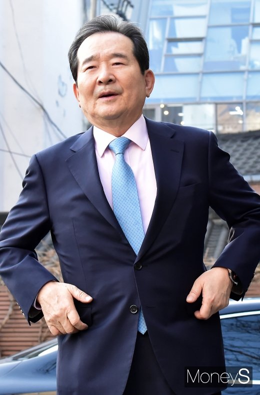 [머니S포토] 청문회 준비단 사무실 출근한 정세균