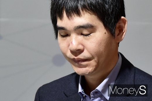 [머니S포토] 이세돌 9단, AI한돌과 한판