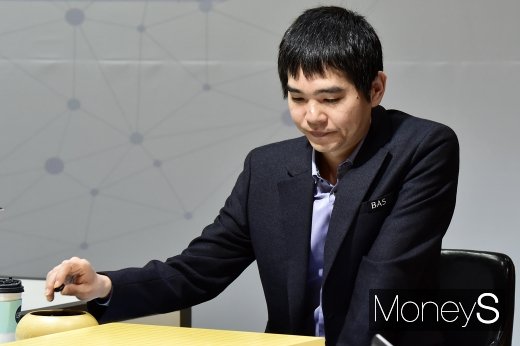 [머니S포토] AI한돌과의 첫국, 흑돌 집어든 이세돌9단