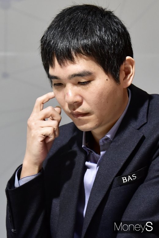 [머니S포토] 한돌과의 1국, 생각에 잠긴 이세돌 9단