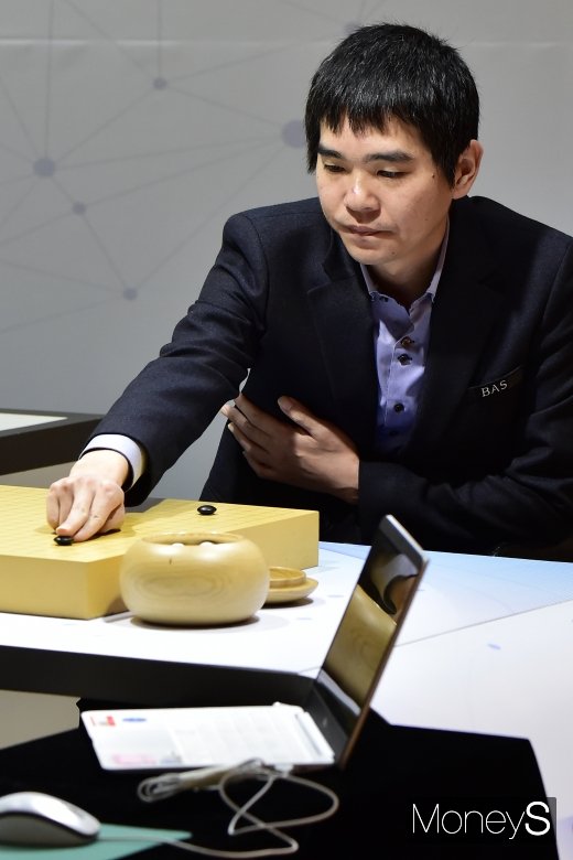 [머니S포토] 정석대로... 신중한 이세돌 9단