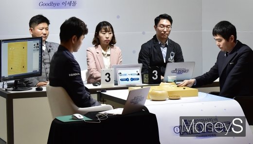 [머니S포토] 침묵 속 포석 놓는 이세돌 9단