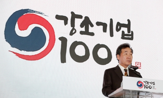 이낙연 국무총리가 17일 오후 서울 성동구 에스팩토리에서 열린 소재·부품·장비 강소기업 100 출범식에 참석해 축사를 하고 있다/사진=뉴시스