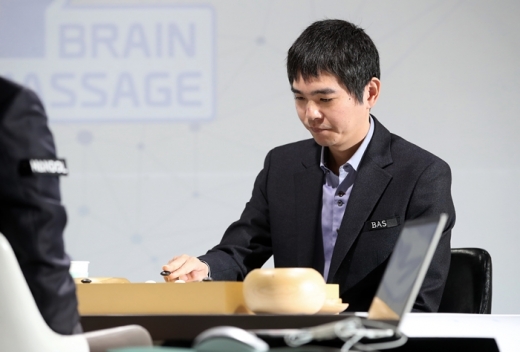 이세돌 9단이 18일 서울 강남구 바디프랜드 사옥에서 NHN AI '한돌'과 맞대결을 펼치고 있다. /사진=뉴스1
