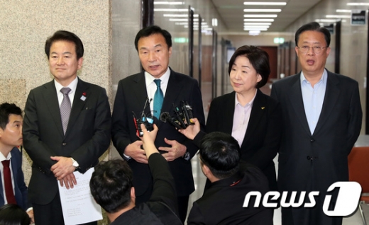 정동영 민주평화당, 손학규 바른미래당, 심상정 정의당 대표, 유성엽 대안신당 창당준비위원장이 18일 서울 여의도 국회에서 야 3+1 선거제 공조 합의문을 발표하고 있다. /사진=뉴스1