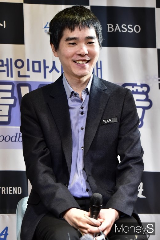 [머니S포토] 한돌 잡은 이세돌, 입가에 걸린 미소