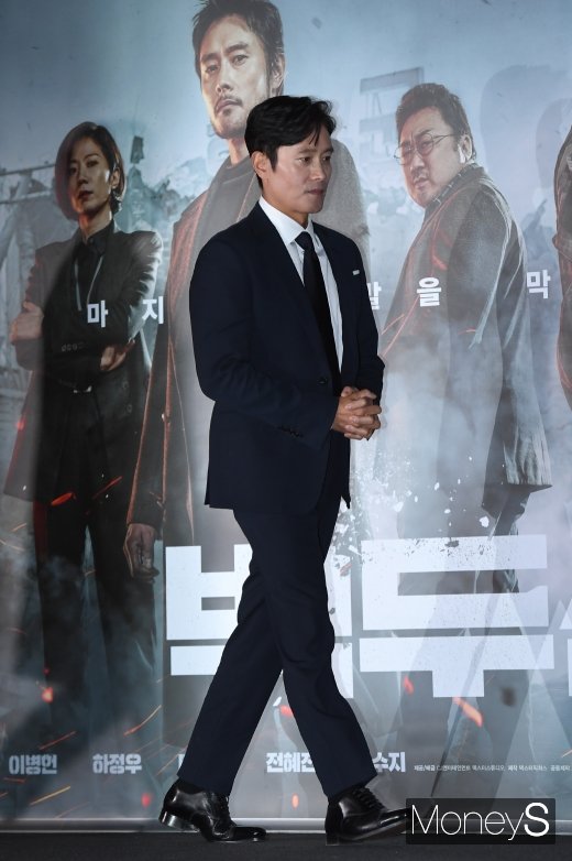 [머니S포토] 이병헌, 포스터 찢고 나온 카리스마