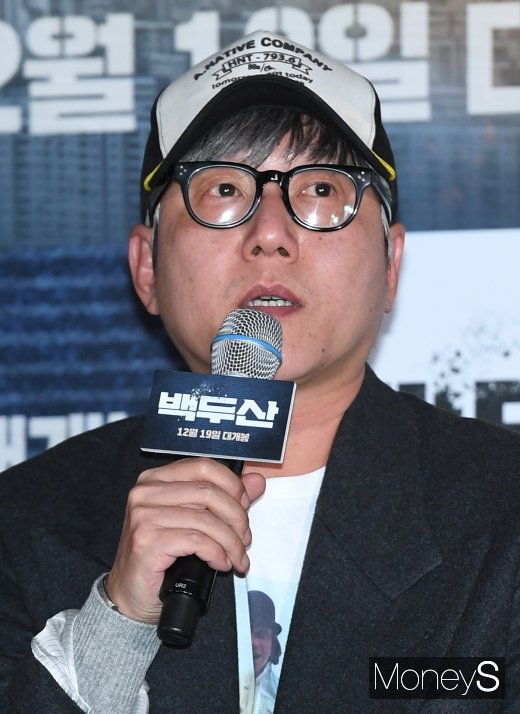[머니S포토] 인사말 하는 이해준 감독
