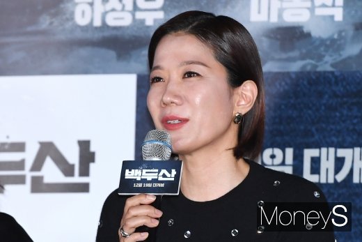 [머니S포토] 전혜진 '백두산 재밌게 봐주세요'