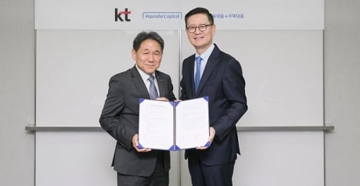 지난해 5월 현대캐피탈과 KT가 맺은 ‘음성인식 기반 차량용 인공지능(AI) 단말기 활용’ 업무협약시에 참석한 이병휘 현대커머셜 전무(당시 캐피탈 소속)와 이필재 KT 부사장 / 사진=현대캐피탈