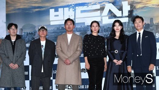 [머니S포토] 김병서·이해준·하정우·전혜진·수지·이병헌 '백두산 기대해주세요'