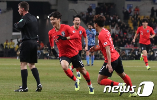 18일 오후 7시 30분 부산 아시아드 주경기장에서 2019 EAFF E-1 챔피언십(동아시안컵) 남자부 3차전 일본을 상대로 1-0 승리를 거둔 대한민국 축구 대표팀. /사진=뉴스1