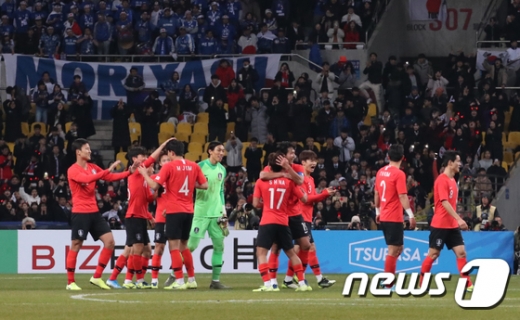 지난 18일 오후 7시 30분 부산 아시아드 주경기장에서 열린 2019 EAFF E-1 챔피언십(동아시안컵) 남자부 3차전에서 일본을 꺾고 대회 3연패를 달성한 대한민국 축구 대표팀. /사진=뉴스1