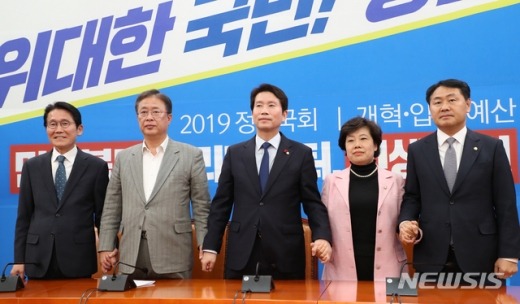 이인영 더불어민주당 원내대표, 김관영 바른미래당 의원, 윤소하 정의당 원내대표, 유성엽 대안신당 대표, 조배숙 민주평화당 원내대표가 5일 오후 서울 여의도 국회 더불어민주당 원내대표실에서 4+1 원대급 회동을 하고 있다. /사진=뉴시스
