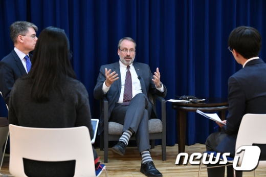 제임스 드하트 미국 국무부 방위비분담협상대표(정치군사국 선임보좌관)가 18일 오후 서울 용산구 미국대사관 공보원에서 내신 기자를 대상으로 기자회견을 하고 있다. /사진=뉴스1