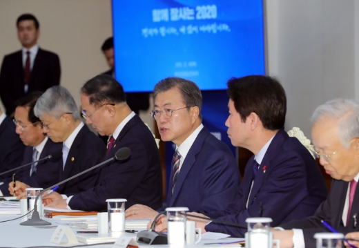 문재인 대통령이 19일 청와대 본관에서 열린 확대경제장관회의에 참석해 발언하고 있다. / 사진=뉴시스 배훈식 기자