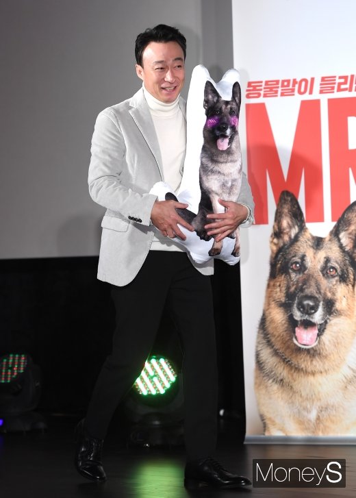[머니S포토] 이성민 '군견 알리와 함께'