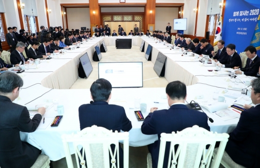 문재인 대통령이 19일 청와대 본관에서 열린 확대경제장관회의를 주재하고 있다. /사진=뉴시스