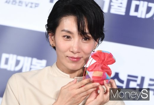 [머니S포토] 김서형 '복 받으세요~'