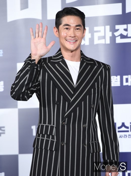 [머니S포토] 배정남 '손바닥 보다 작은 얼굴'