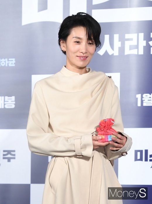 [머니S포토] 김서형, 소품을 패션 아이템으로