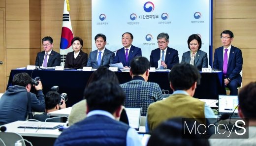 지난 19일 서울 종로구 정부서울청사에서 열린 2020년 경제정책방향 관계부처 합동브리핑에서 홍남기 경제부총리 겸 기획재정부 장관을 포함한 각부처 장·차관들이 브리핑을 갖고 있다./사진=임한별 기자
